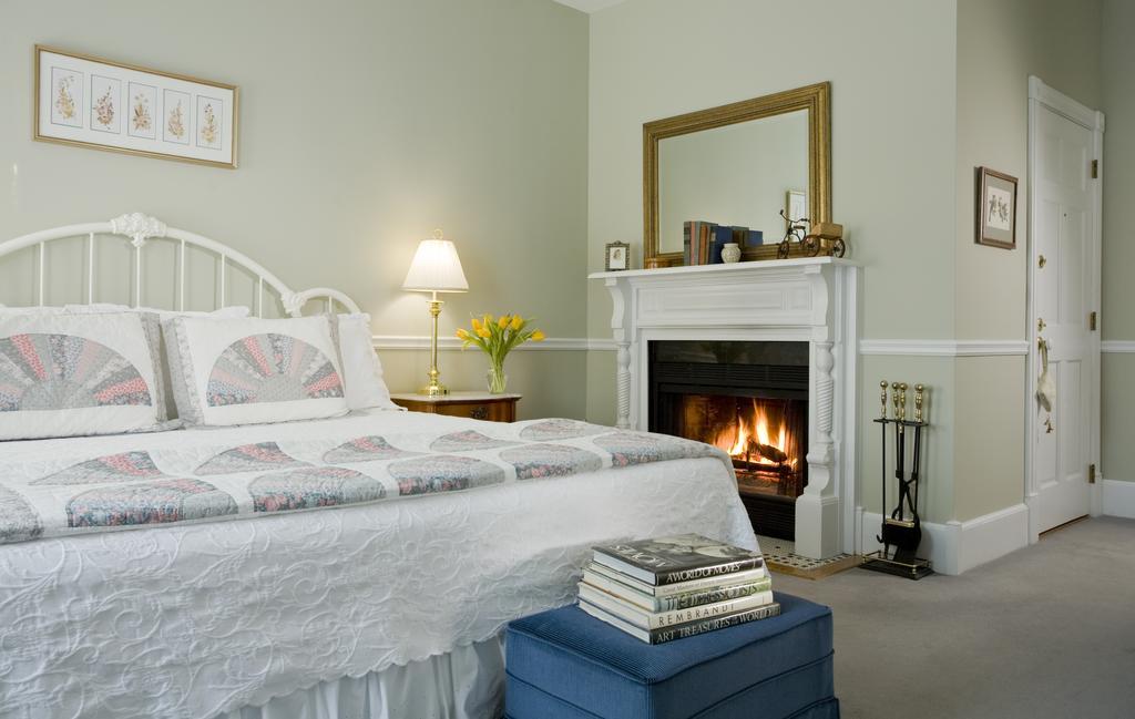 The Maple Leaf Inn Barnard Room photo